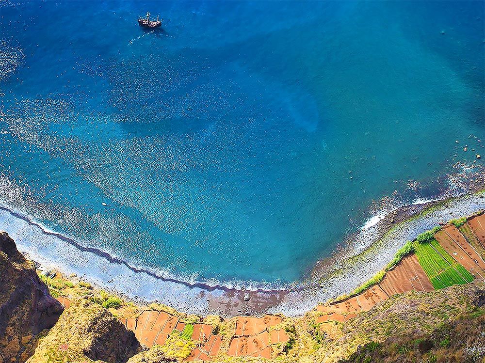 FALAISES ET VALLÉES ÉTONNANTES